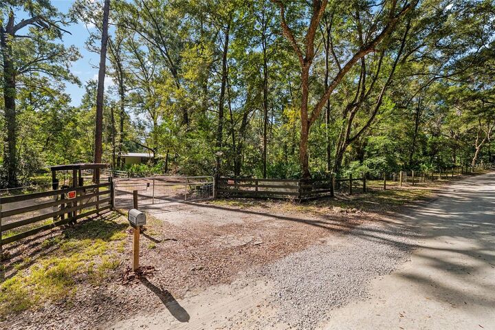 Property Photo: 16513 SW 67th Place FL 32618