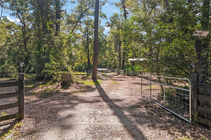 Property Photo:  16513 SW 67th Place  FL 32618 