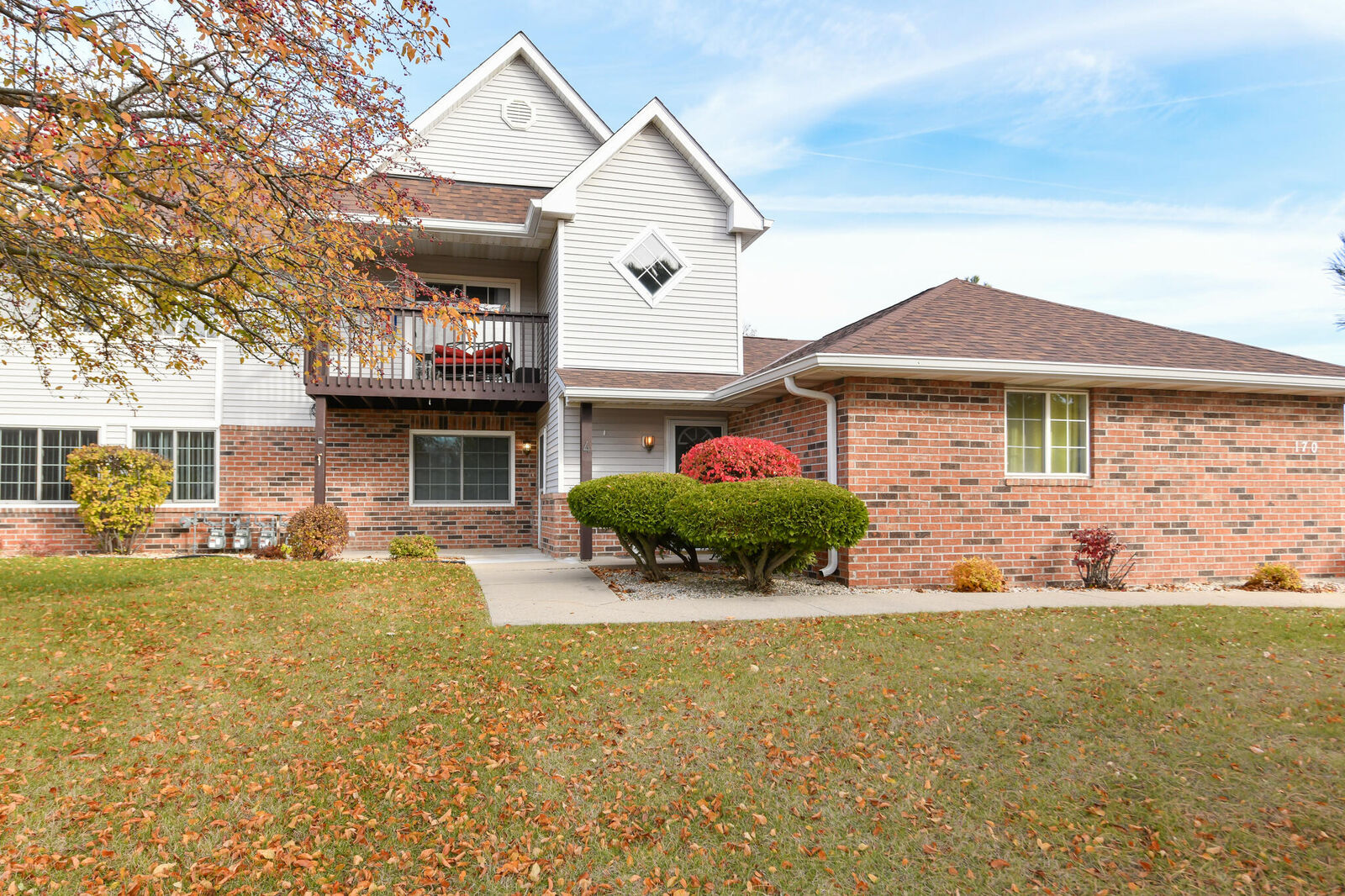 Property Photo:  170 W Aspen Ct 3  WI 53154 