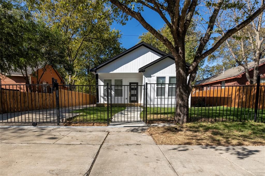Property Photo:  2823 Alaska Avenue  TX 75216 