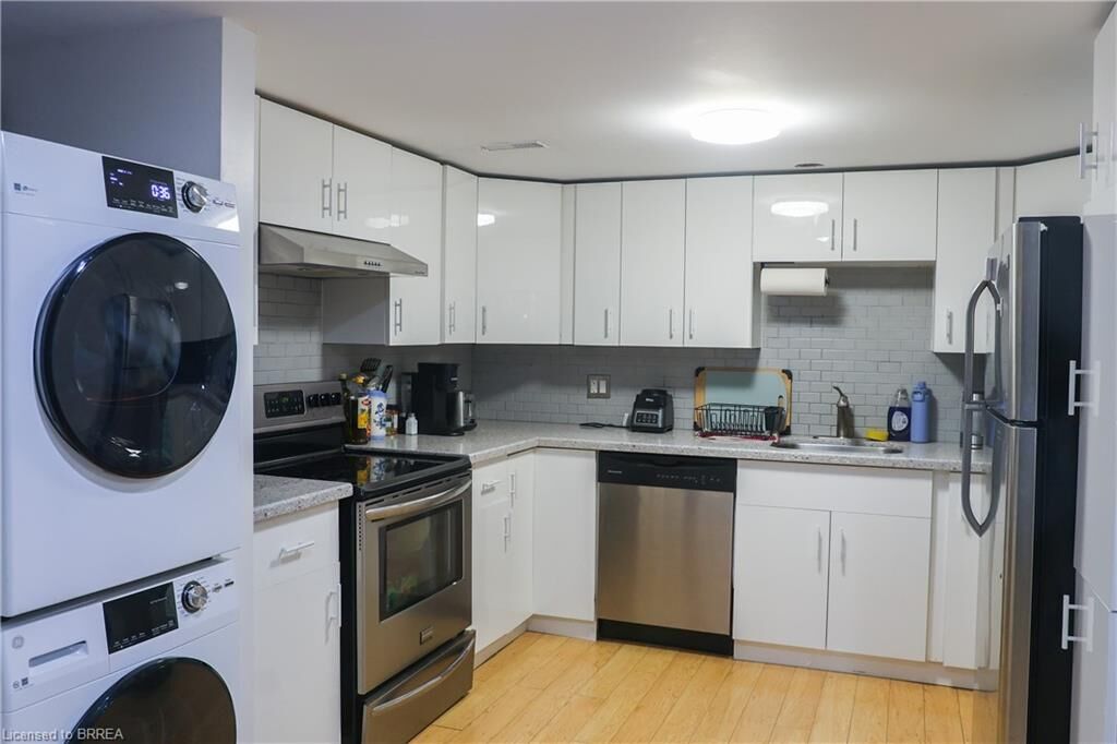 Property Photo:  2 Robroy Court  ON N3R 3E3 