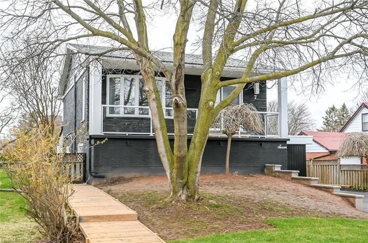 Property Photo:  7 Chester Road 2  ON L8E 1X7 