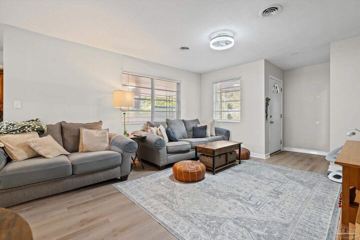 Property Photo: 6267 Hilltop Rd FL 32504