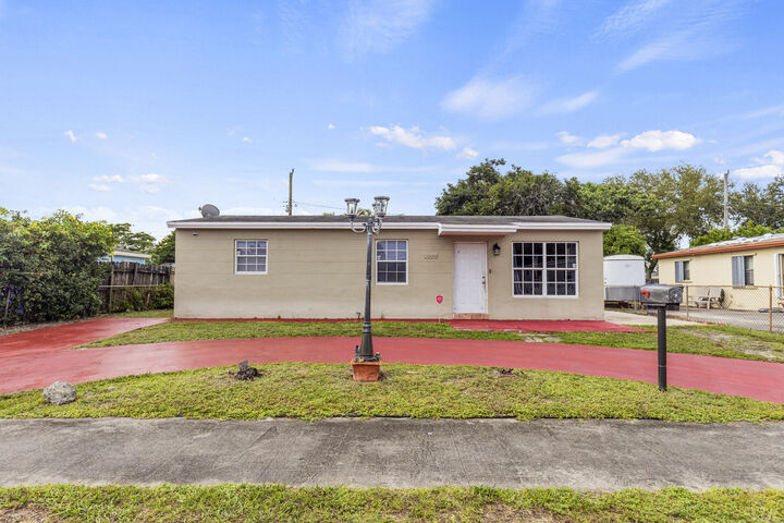 Property Photo: 1400 N 70th Avenue FL 33024