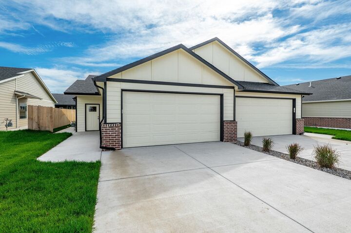 Property Photo:  426 Briarbrook Ln  KS 67147-1127 