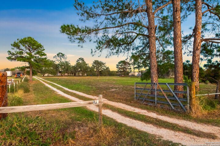 Property Photo: 510 Kelsey TX 78223