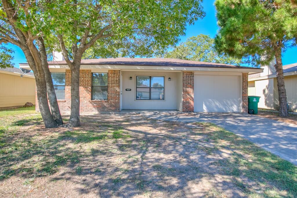 Property Photo: 1427 Gregory Dr TX 76905