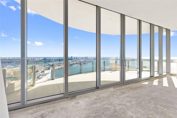 Property Photo: 300 Biscayne Boulevard Way 5201E FL 33131
