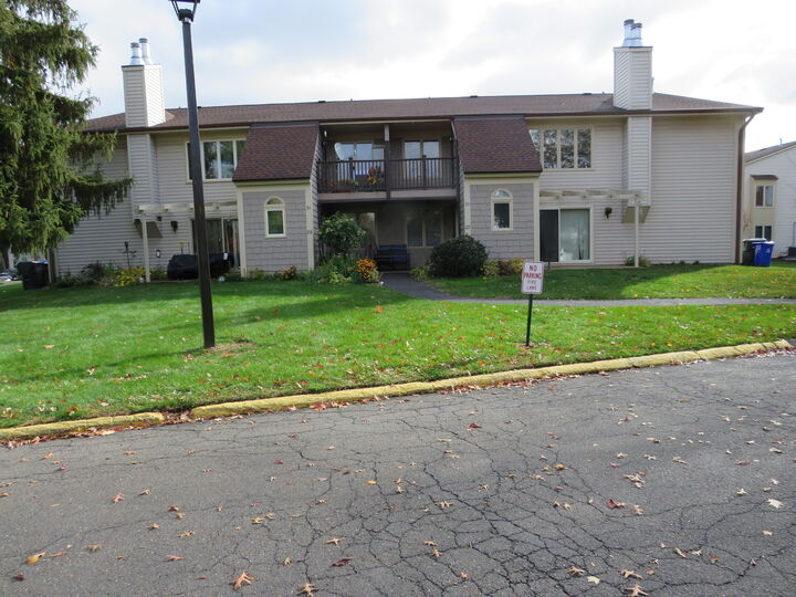 Property Photo:  27 Little Oak Lane 27  CT 06067 