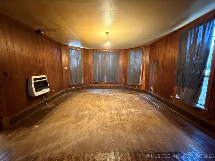 Property Photo: 921 E Church Street OK 74467