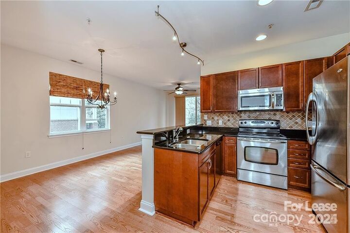 Property Photo: 1308 Kenilworth Avenue 422 NC 28203