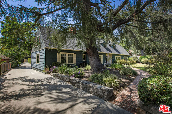 2555 N Altadena Dr  Altadena CA 91001 photo