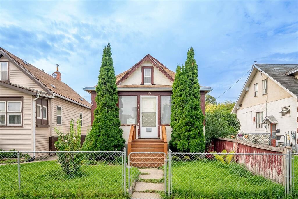 Property Photo: 628 Flora Avenue MB R2W 0S5