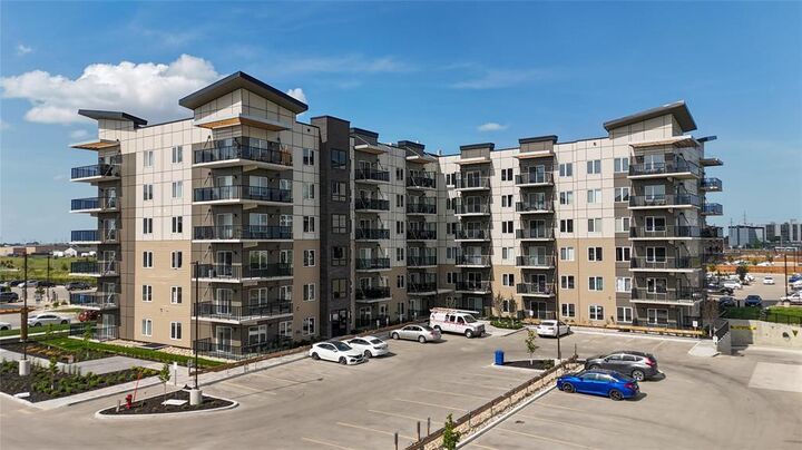 Property Photo:  635 Ballantrae Drive  MB R3T 6K4 