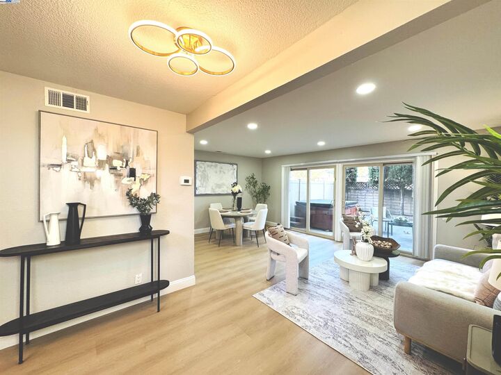 Property Photo:  707 Sandpiper Cmn  CA 94551 