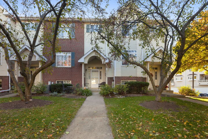 Property Photo: 437 E Willow Street 437 IL 60119