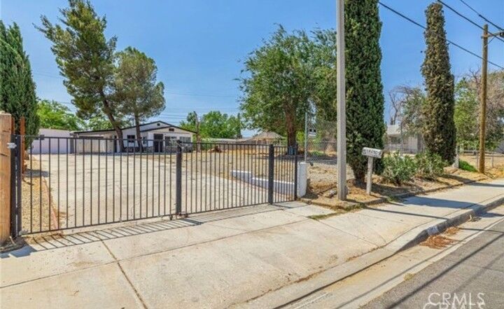 Property Photo:  1024 W Newgrove  CA 93534 