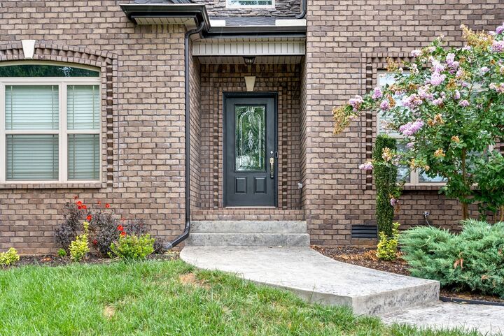 Property Photo:  1221 Castlewood Dr  TN 37042 