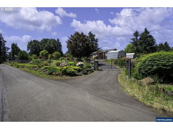Property Photo: 5465 Sams Pl OR 97392