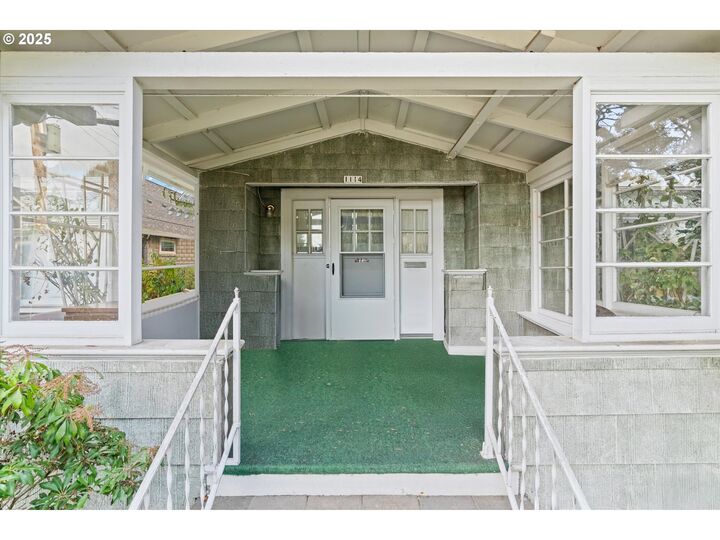 Property Photo:  1114 SE Bidwell St  OR 97202 