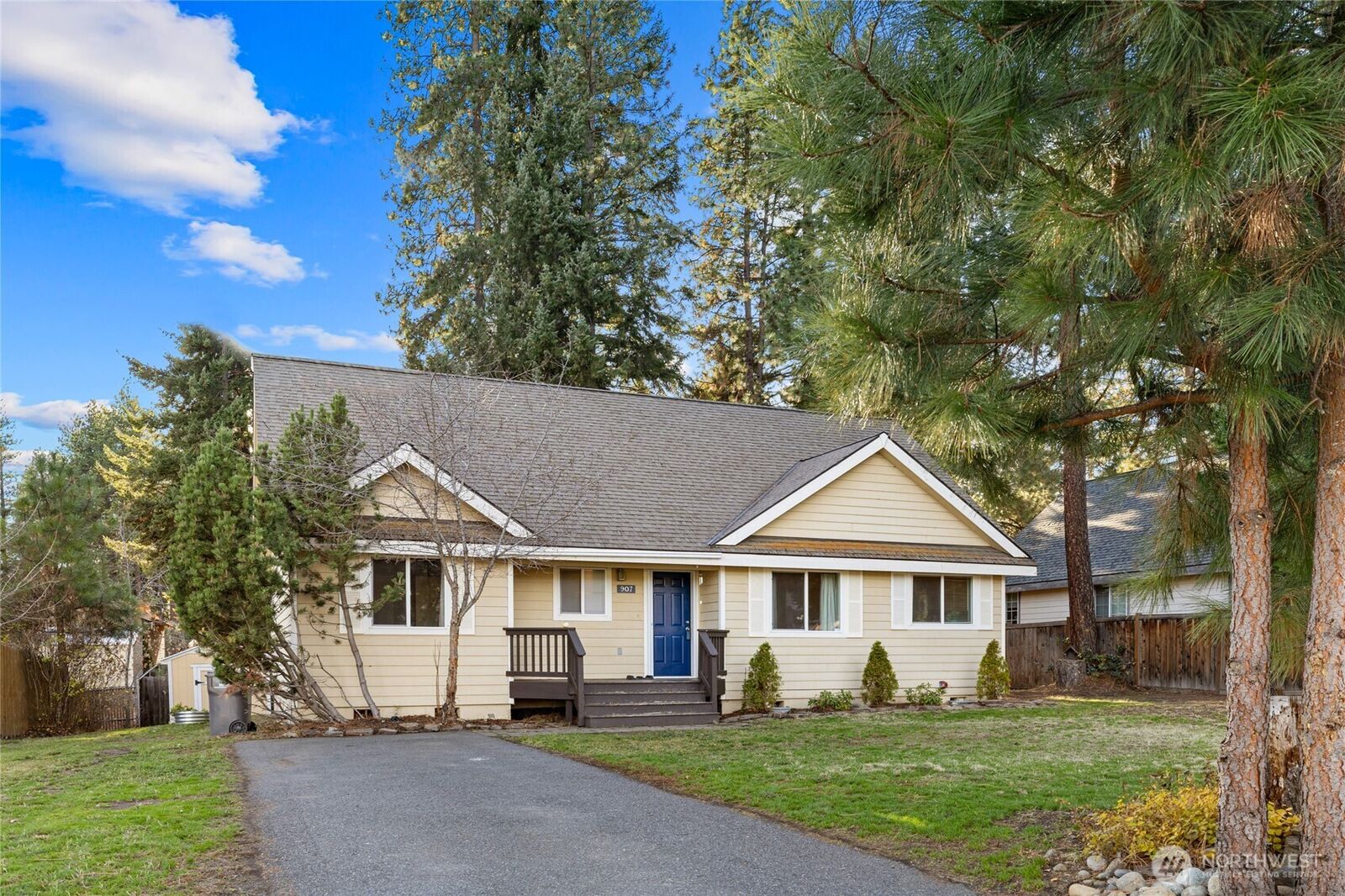Property Photo: 907 Marian Drive WA 98922