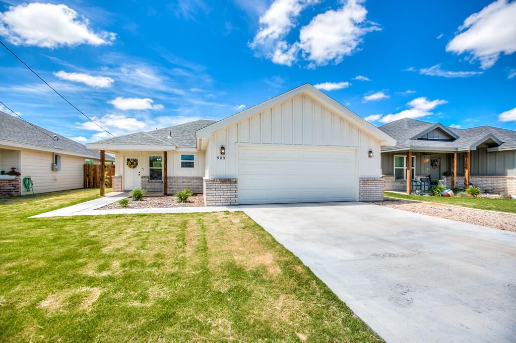 Property Photo: 909 E 39th St TX 76903