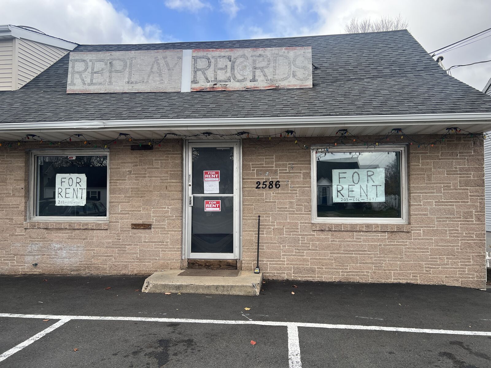 Property Photo:  2586 Whitney Avenue  CT 06518 