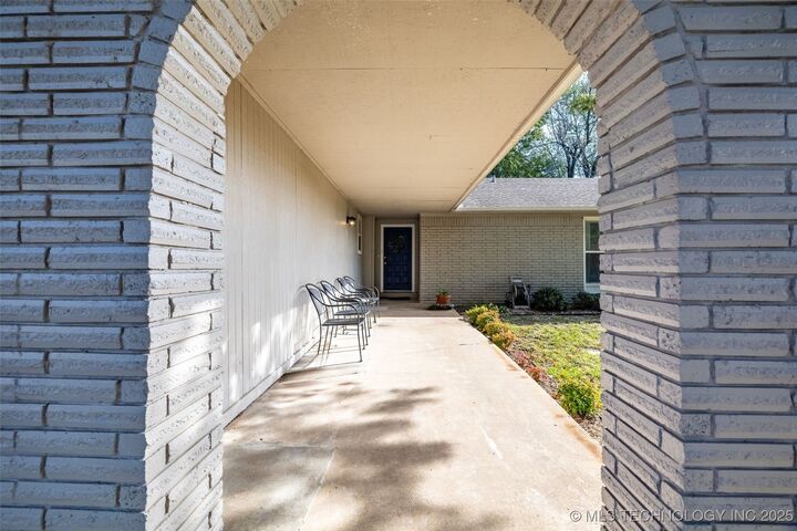 Property Photo:  1109 N Hickory Court  OK 74012 