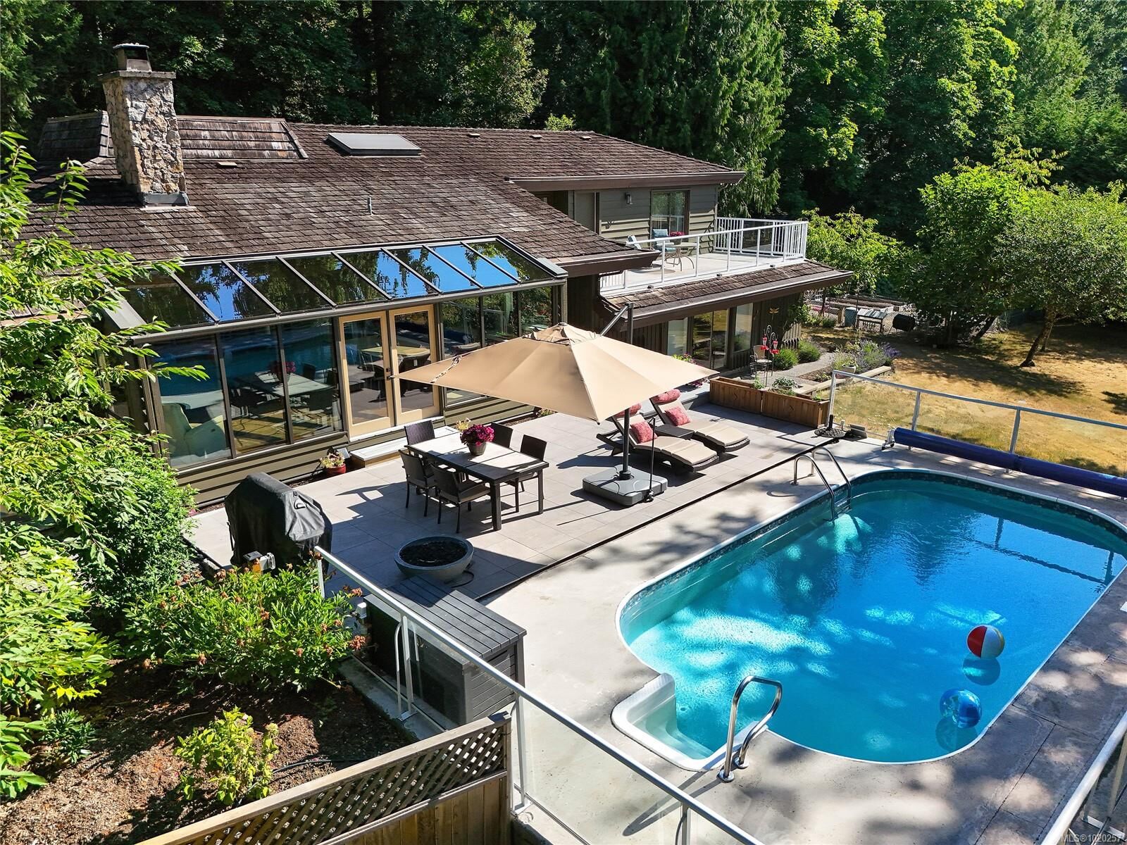 Photo de la propriété: 821 Dalkeith Ave BC V8L 5G7