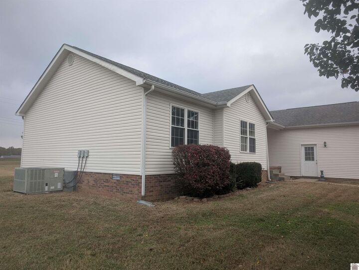 Property Photo: 821 Ferren Rd KY 42058