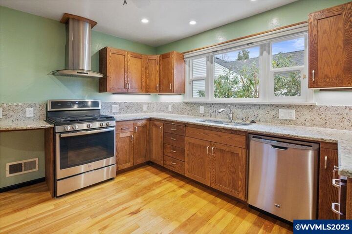 Property Photo: 1725 24th St NE OR 97301