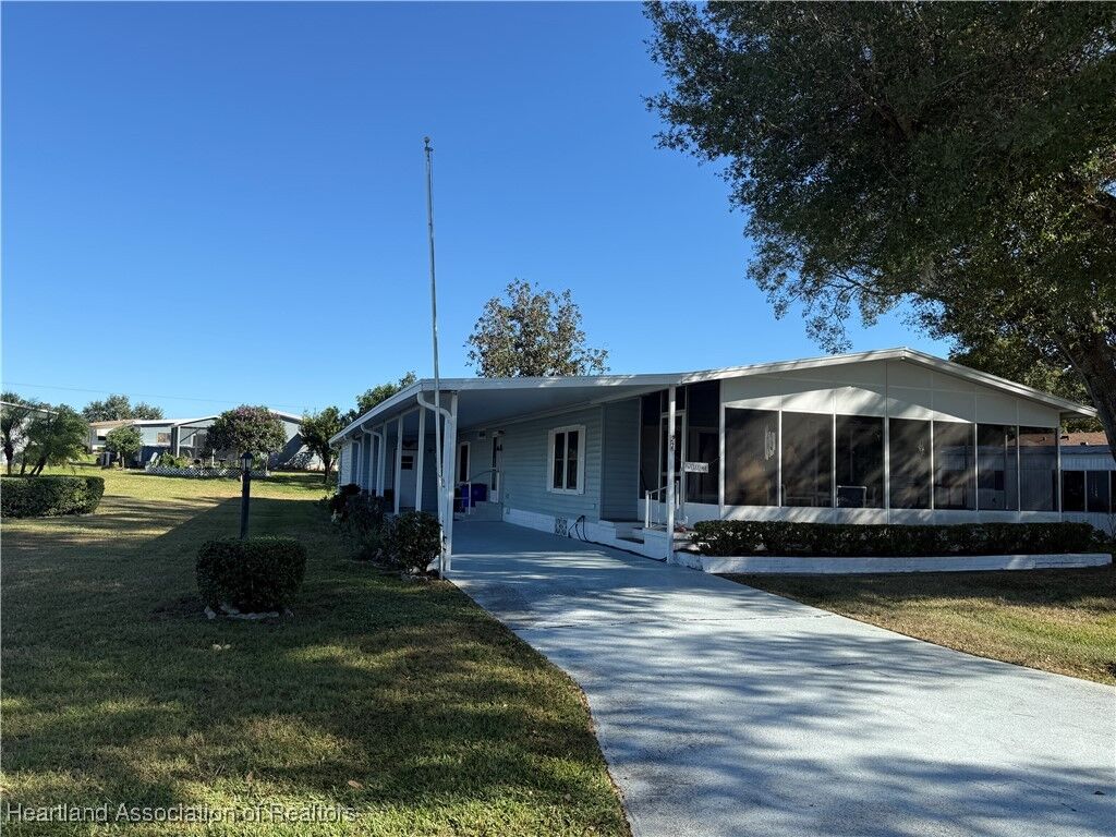 Property Photo: 27 Venetian Parkway FL 33852