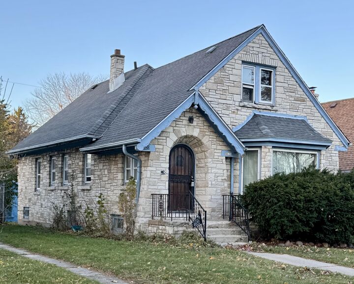 4620 W Keefe Ave  Milwaukee WI 53216 photo