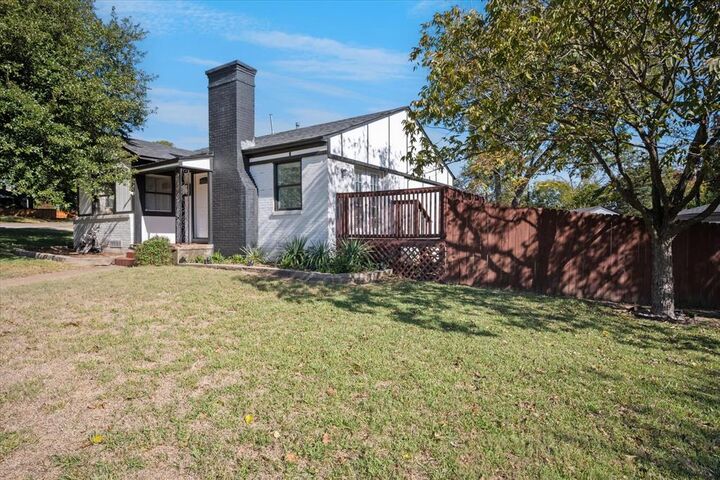 Property Photo: 2717 El Tivoli Drive TX 75211