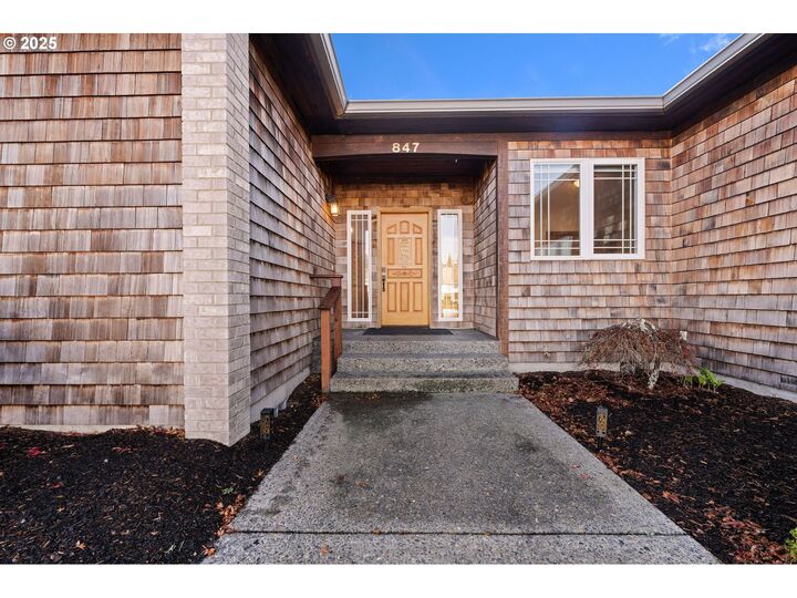 Property Photo:  847 Summit Ave  OR 97138 