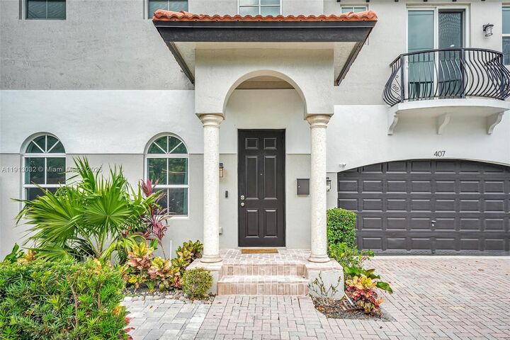 Property Photo:  407 SW 17th St 407  FL 33315 