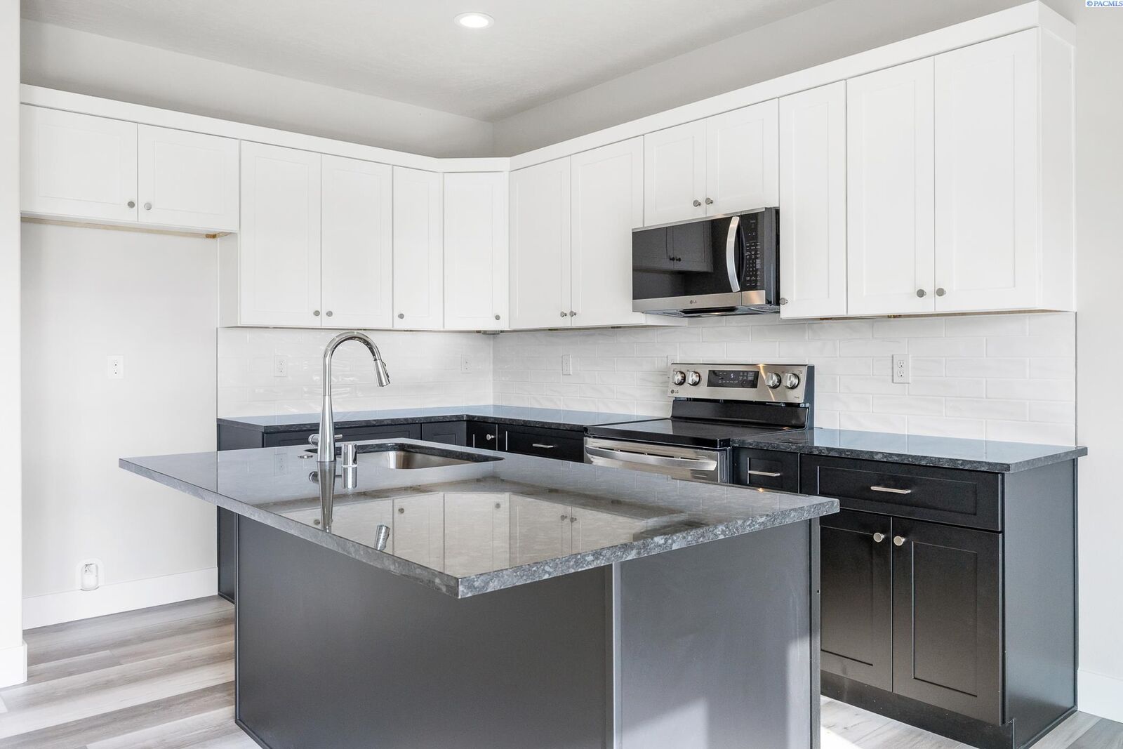 Property Photo:  7559 Grapevine Ct  WA 99353 