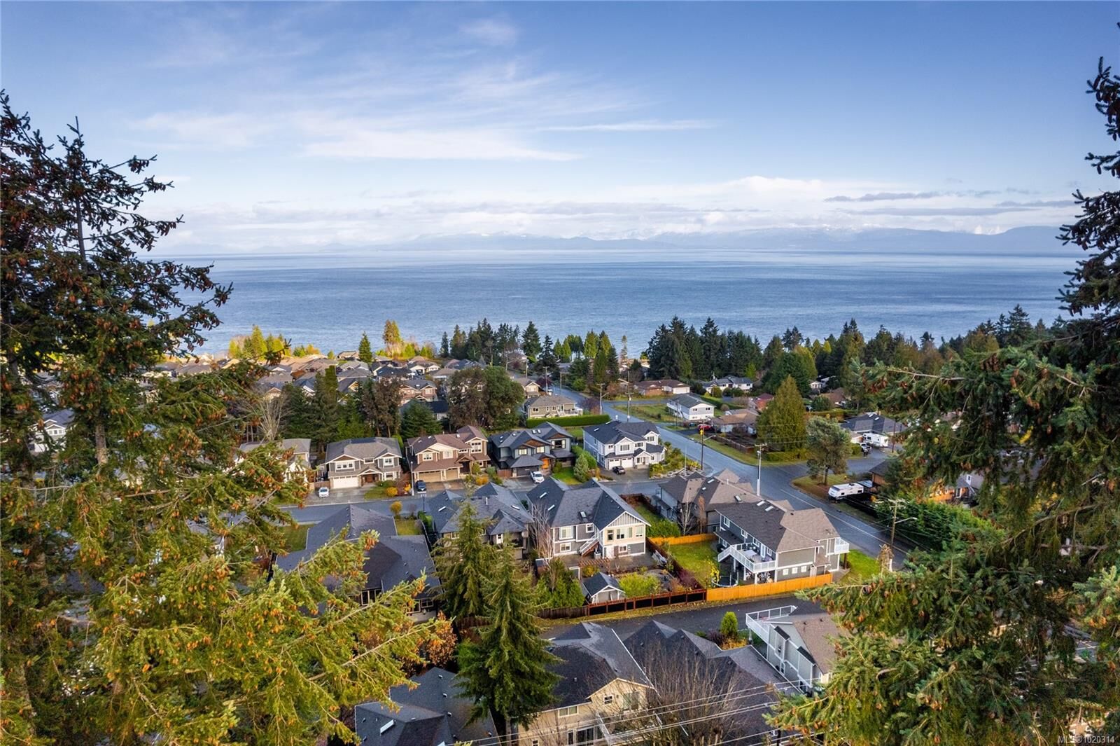 Property Photo: 5611 Hammond Bay Rd BC V9T 5N2