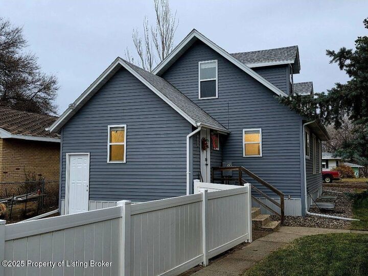 Property Photo: 201 6th Avenue NW ND 58623