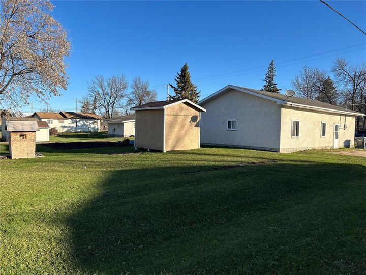 Property Photo: 17 Laura Avenue MB R0E 1P0