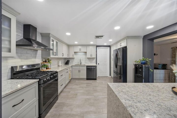 Property Photo: 1505 Roslyn Avenue FL 34207