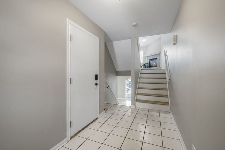 Property Photo: 431 Dunridge Court 431 IL 60118