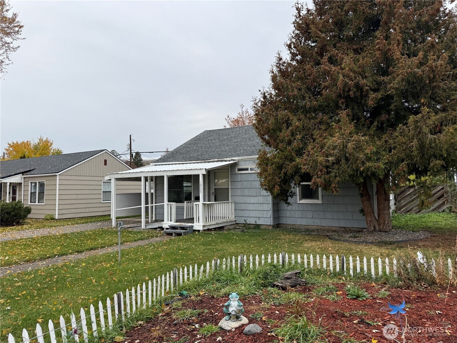 Property Photo: 1229 C Street SW WA 98823