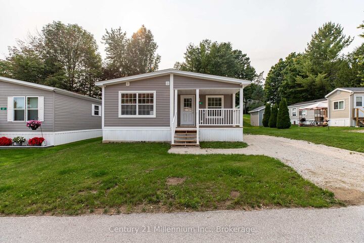 Property Photo:  35 Sussex Square  ON N4K 5N5 