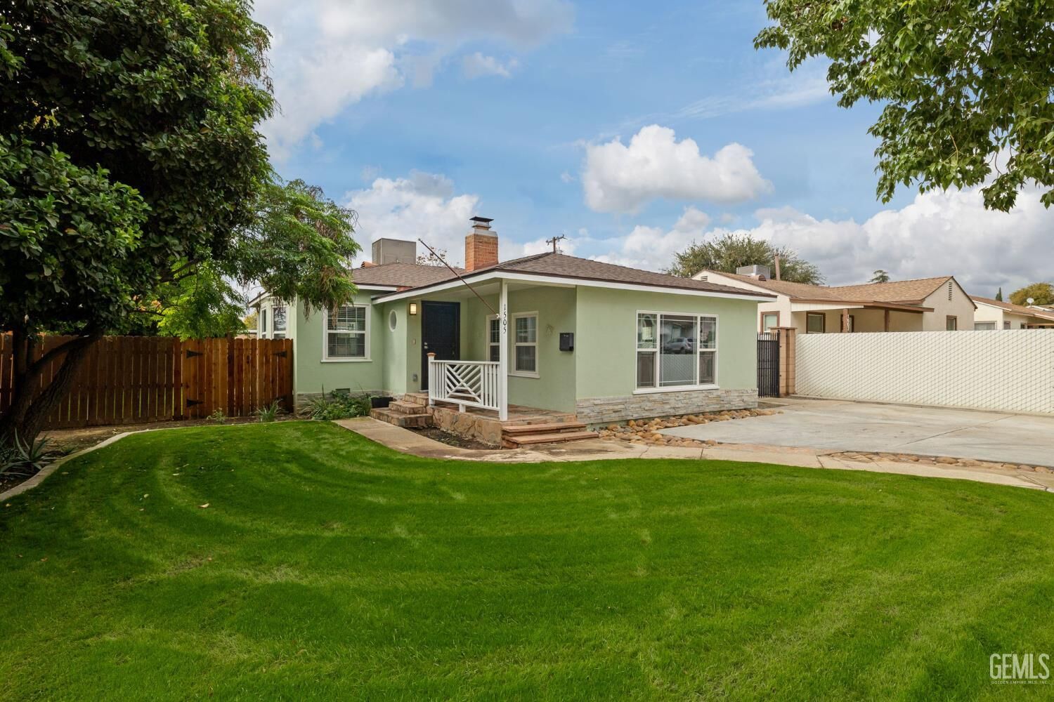 Property Photo:  1505 Stockton Avenue  CA 93308 