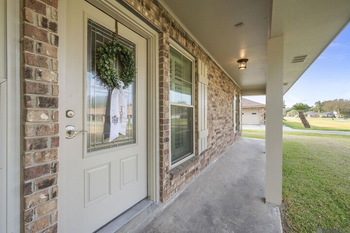 Property Photo: 2209 Live Oak Dr LA 70719