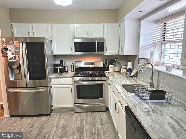 Property Photo:  17 Exeter Court  NJ 08505 