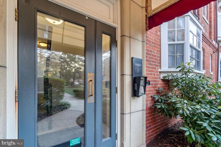 Property Photo: 2107 N Scott Street 73 VA 22209