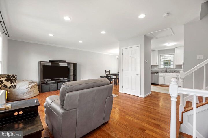 Property Photo:  300 Twin Oaks Road  MD 21090 