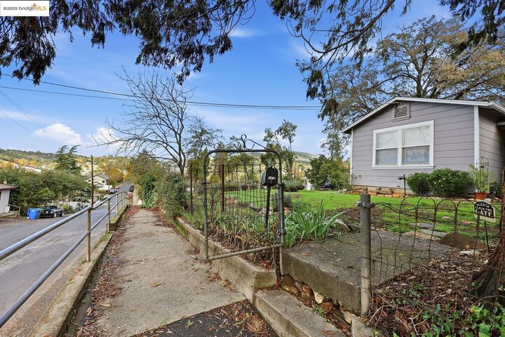 Property Photo: 369 Barretta St CA 95370